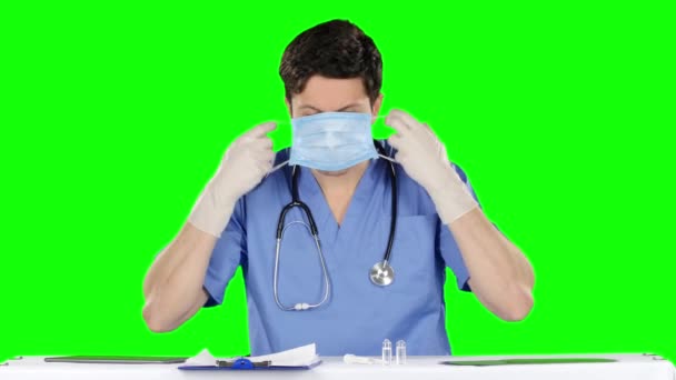 Un medico maschio con una maschera protettiva. Schermo verde — Video Stock