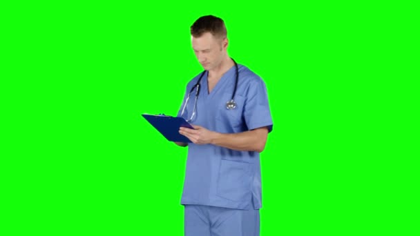 Il dottore prende appunti. Schermo verde — Video Stock