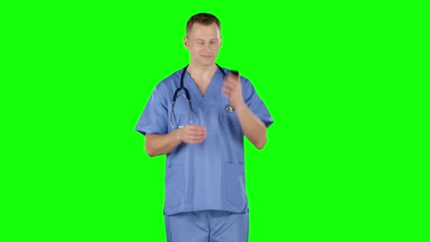 휴대 전화를 사용하여 전화를 가진 의사. 녹색 화면 — 비디오