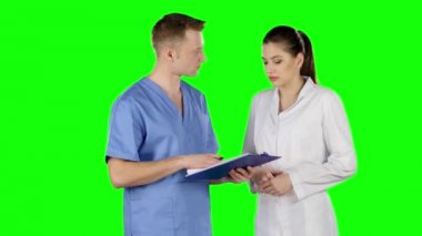 İki doktor el sıkışıyor. Yeşil ekran