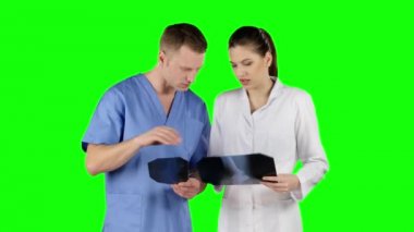 X-ışını baskı ile iki doktor. Yeşil ekran