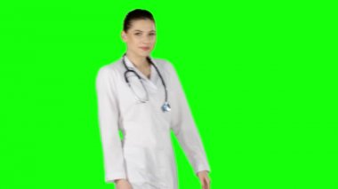 Kameraya gülümseyen kadın doktor. Yeşil ekran