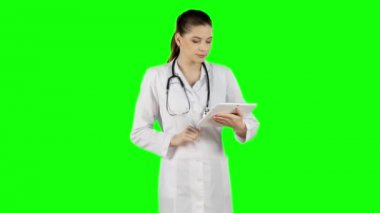 Dizüstü bilgisayar ile doktor. Yeşil ekran