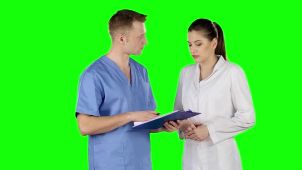 Zwei Ärzte schütteln Hände. Green Screen — Stockvideo