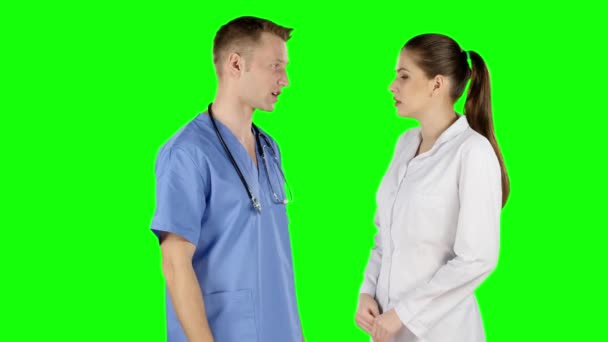 Dois jovens médicos conversando juntos. Tela verde — Vídeo de Stock