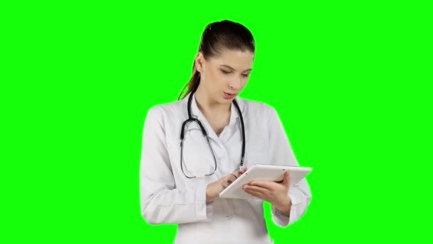 Doctora con portátil. Pantalla verde — Vídeos de Stock