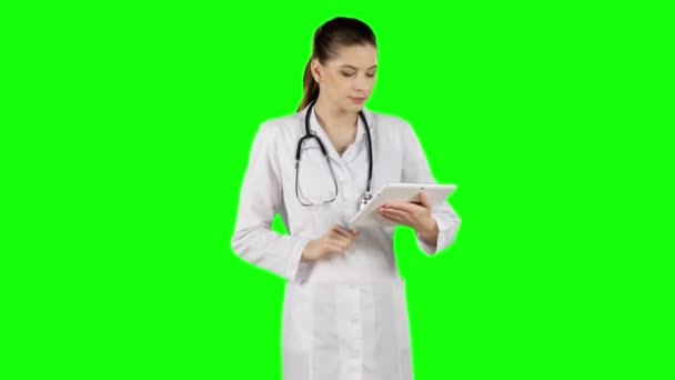 Doktor s notebookem. Zelená obrazovka — Stock video