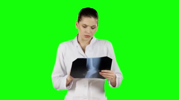 X-ışını ile sağlık çalışanı. Yeşil ekran — Stok video