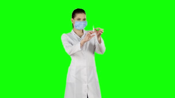 Siringa con una medicina in mano. Schermo verde — Video Stock