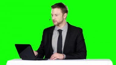 Çağrı merkezi operatörü. Yeşil ekran