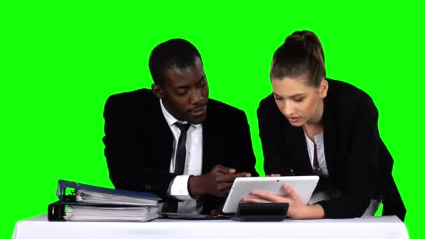 Zakenmensen die samenwerken tijdens het kijken naar grafieken in een laptop op kantoor. Groen scherm — Stockvideo