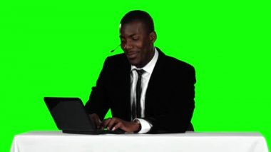 Çağrı merkezi operatörü siparişi online olarak kabul eder ve gülümseyerek. Yeşil ekran