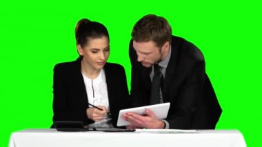 Ofis lobisinde dizüstü bilgisayar kullanan iş adamı ve kadın. Yeşil ekran