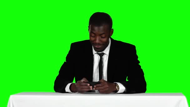 Büroangestellte am Tisch sitzen und telefonieren. Green Screen — Stockvideo