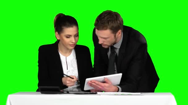 Uomo e donna d'affari che usano il computer portatile nell'atrio dell'ufficio. Schermo verde — Video Stock