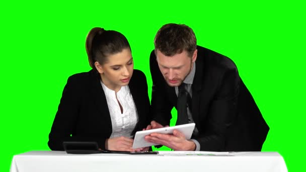 Unternehmer und Unternehmerinnen machen sich Sorgen um ihre Wetten. Green Screen — Stockvideo