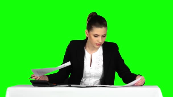 Young businesswoman overwhelmed by too much paperwork in office. Green screen — Αρχείο Βίντεο