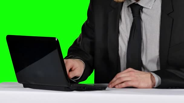 Εργαζόμενος γραφείου με χρήση φορητού υπολογιστή. Πράσινη οθόνη — Αρχείο Βίντεο