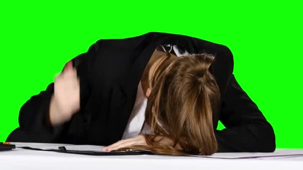 Young businesswoman in a state of stress, pounding his fist on the table. Green screen — Αρχείο Βίντεο