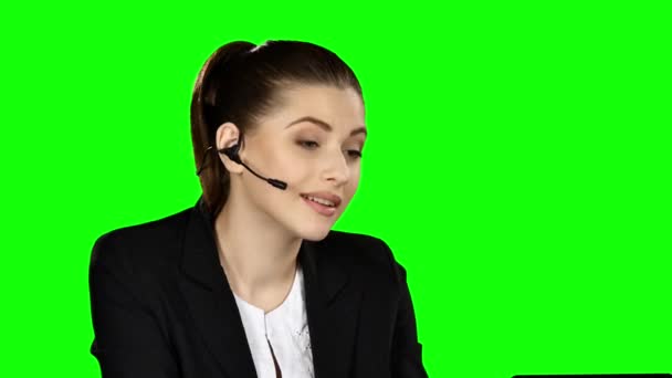 Empfangsdame arbeitet am Computer und telefoniert im Callcenter. Green Screen — Stockvideo