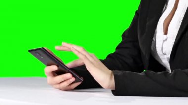 İş kadını akıllı telefona dokunuyor. Yeşil ekran