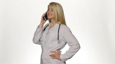 Kadın doktor cep telefonuyla konuşuyor. Beyaz