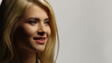 Elinde elma olan güzel bir model. Beyaz