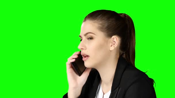 Смартфон бізнес-леді розмовляє по телефону. Зелений екран — стокове відео