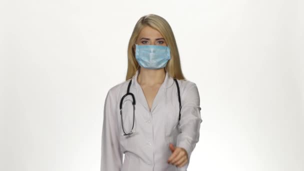 Doctora haciendo señas con los pulgares hacia arriba. Blanco — Vídeos de Stock