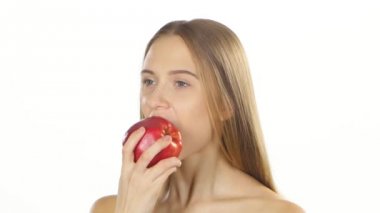 Büyük kırmızı elma yiyen diş telleri olan sarışın kız. Beyaz. Closeup