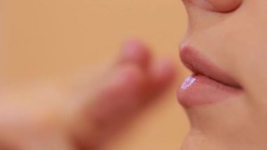 Düğün için kadın için makyaj makyaj sanatçısı yapar