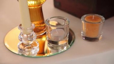 Kutlama masasında yeşil yaprakları ile Mumlar ve çiçekler