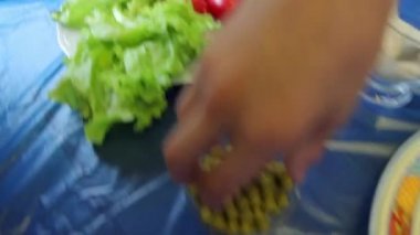 Taze sebze yeşil bezelye çanak ile dekorasyon Eller