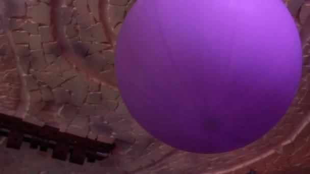 Restoranda tavandan sarkan büyük mor balon — Stok video