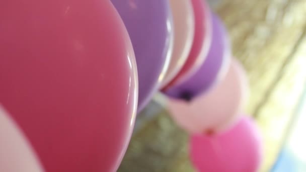 Festliga dekorationer med rosa, lila ballonger, dynamisk förändring av fokus — Stockvideo