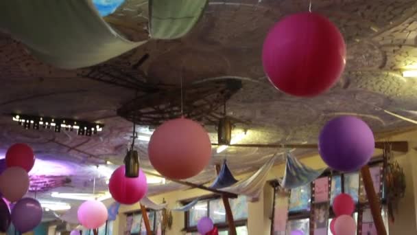 Festive decorations of banqueting hall with pink and purple balloons — Stock Video