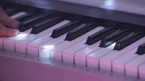 Musicista professionista che suona sul sintetizzatore di tastiere. Primo piano — Video Stock