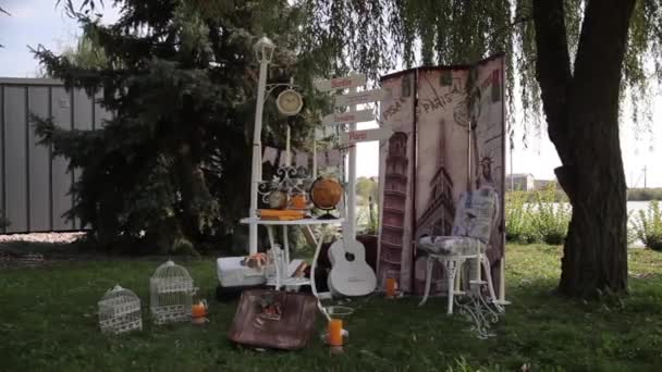Décorations en plein air pour une séance photo dans le style de voyage — Video