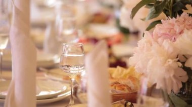 Şık düğün ya da doğum günü yemek masası çiçeklerle yakından
