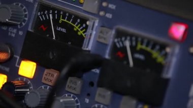 Ses ölçer, iğne hareket. Yakın çekim.