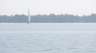 Yaz aylarında Nehri üzerinde tekne