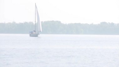 Yaz aylarında Nehri üzerinde tekne yelken