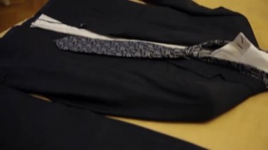 Düğün damat takım elbise yatakta