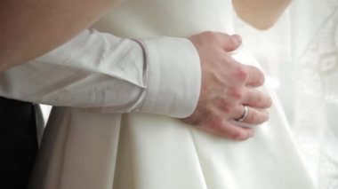 Eller kucaklar onun gelin ve onların parmak yüzük