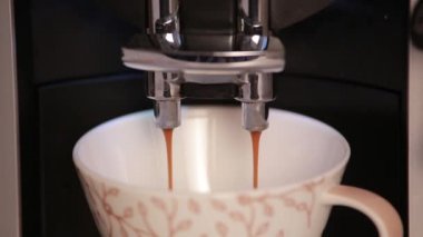 Seramik kahve fincan kahve makinesi doldurur.