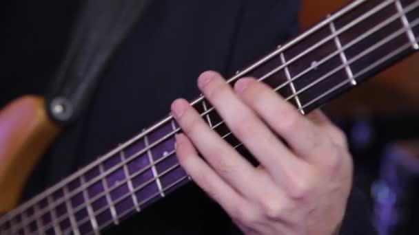 Mans mains jouant de la guitare. Gros plan — Video