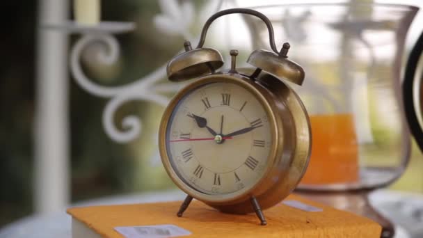 Décorations pour une séance photo : horloge et globe sur la table — Video