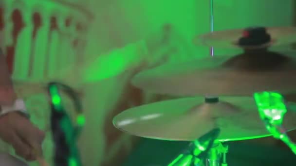 Hudebník hraje bicí na party s lumiere. — Stock video