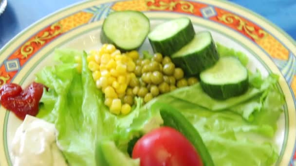 Блюдо со свежими овощами на цветной тарелке — стоковое видео