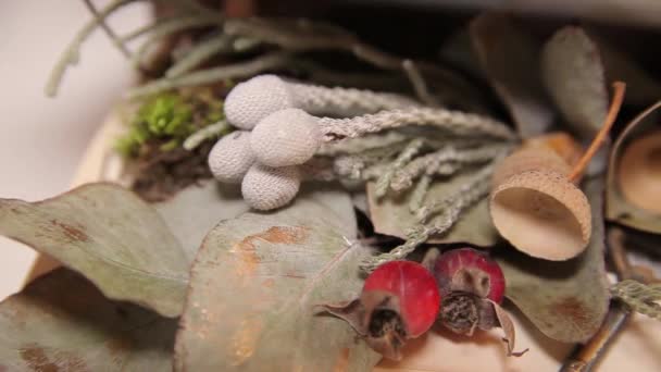 Décorations vintage : feuilles séchées, glands et clés dans une boîte . — Video